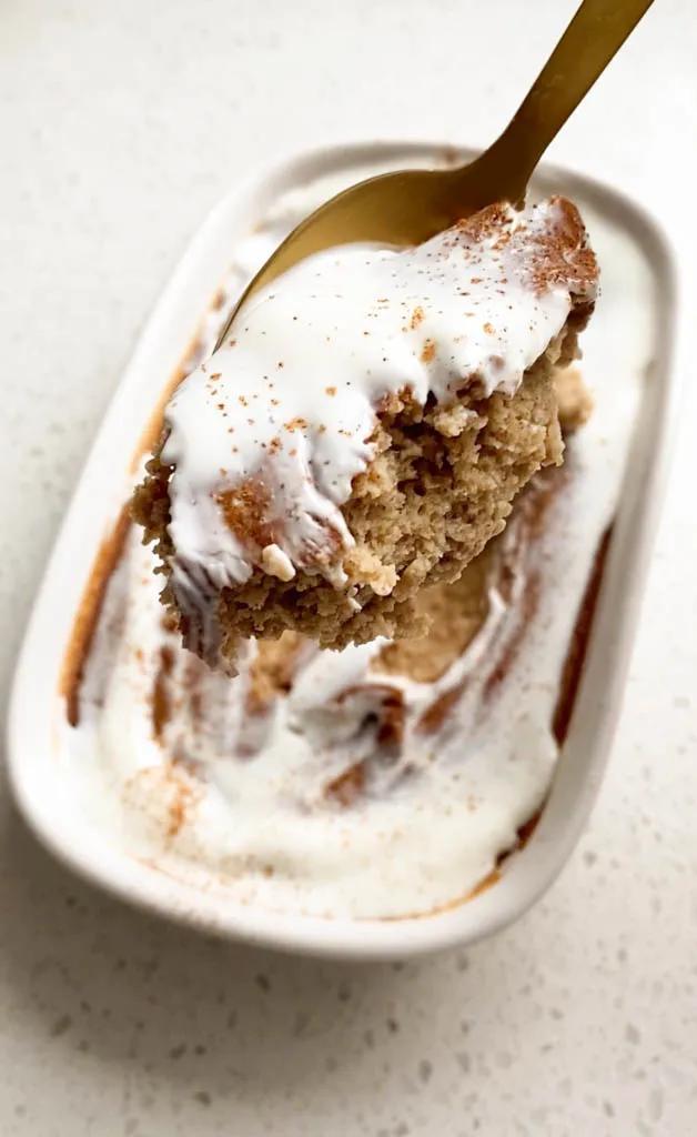 cinnamon roll baked oats for one with cream cheese icing and cinnamon