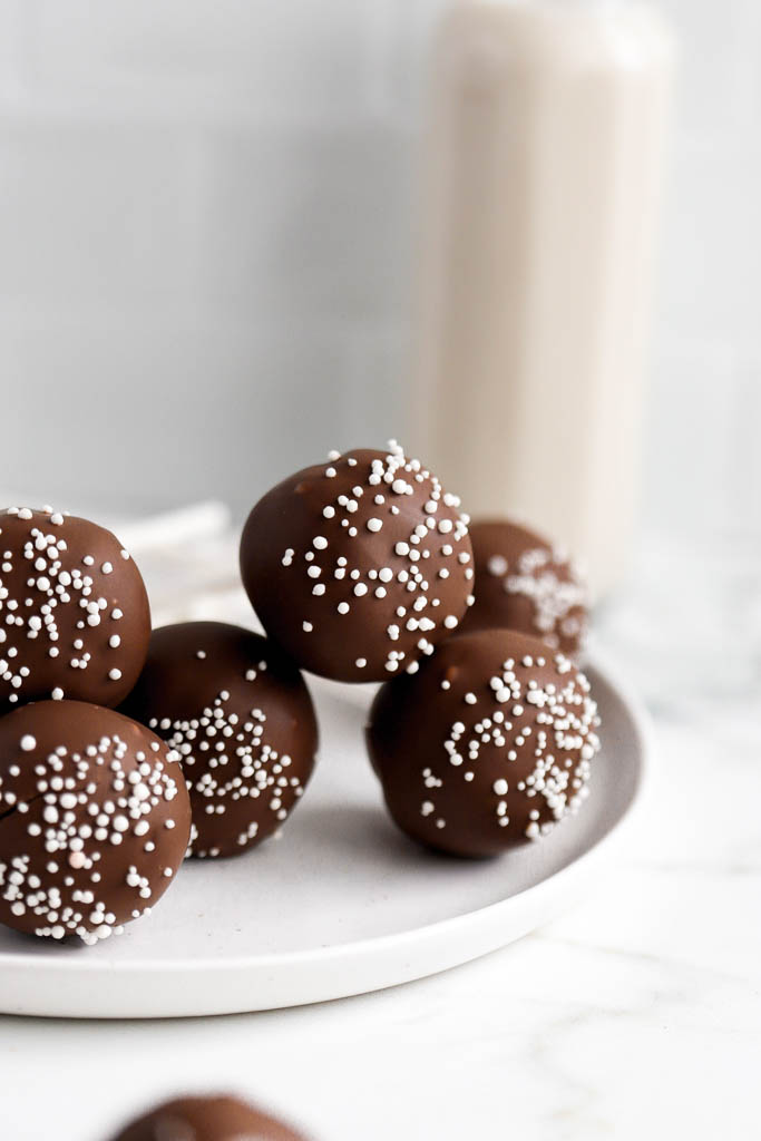 chocolate starbucks birthday cake pops with chocolate frosting