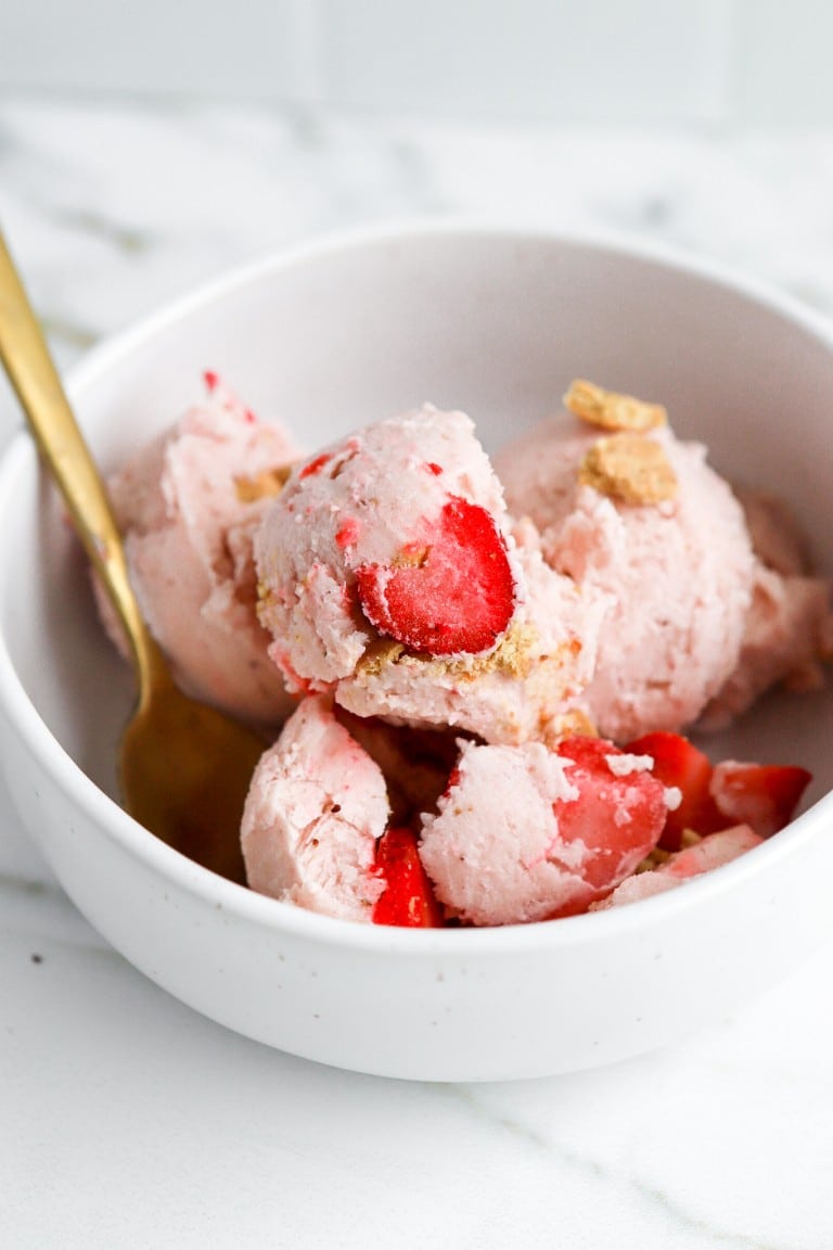 close up shot of viral ice cream with graham crackers and fresh strawberries